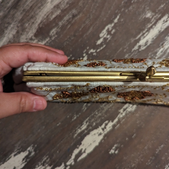 Vintage beaded clutch white linen and gold beads - Picture 4 of 15